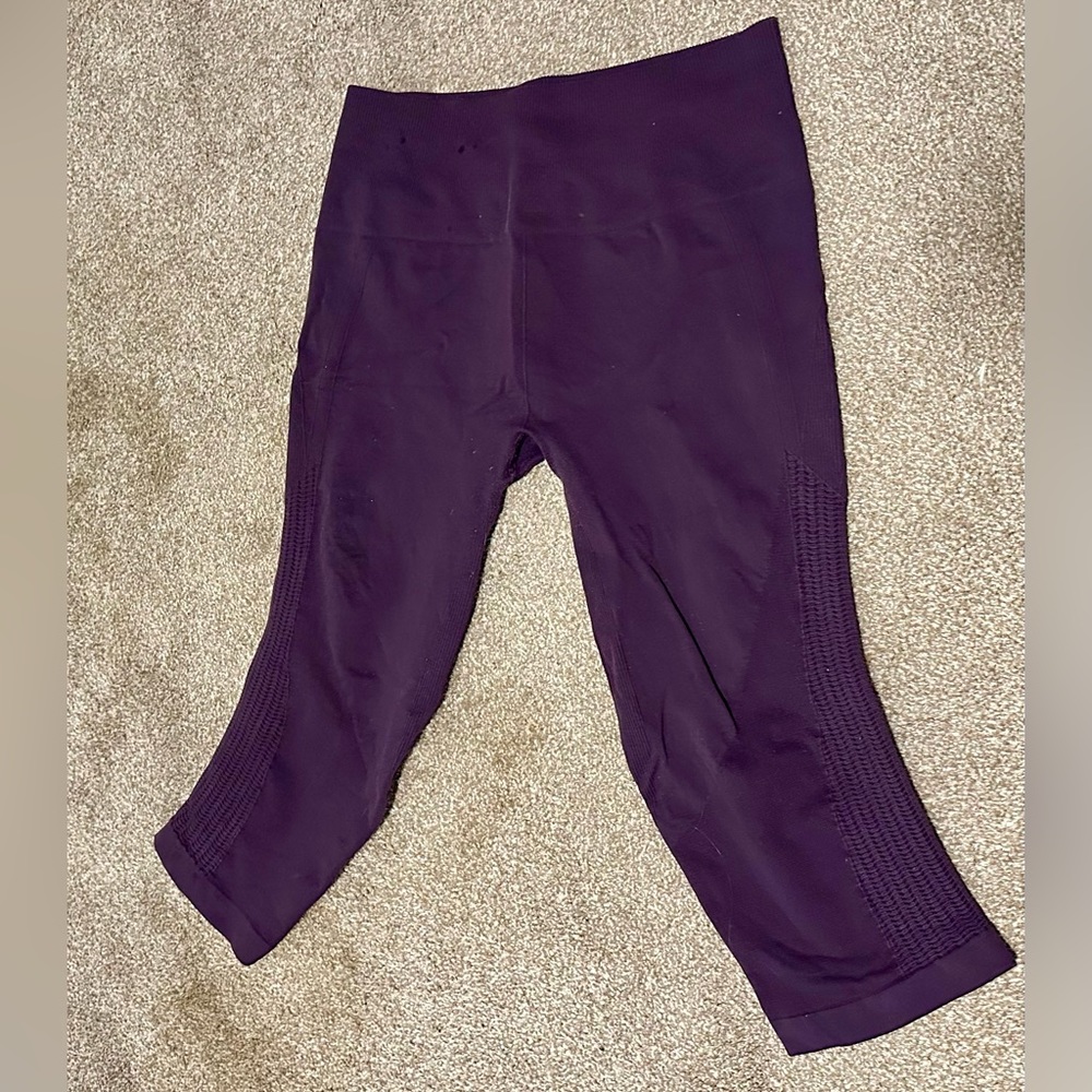 Lululemon size 10 plum Capri leggings